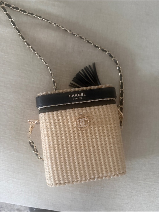 CHANEL Handbags - Chanel Les Beiges Summer Essentials Vanity Crossbody Bag NWT RARE 5”x2.75”x5.375